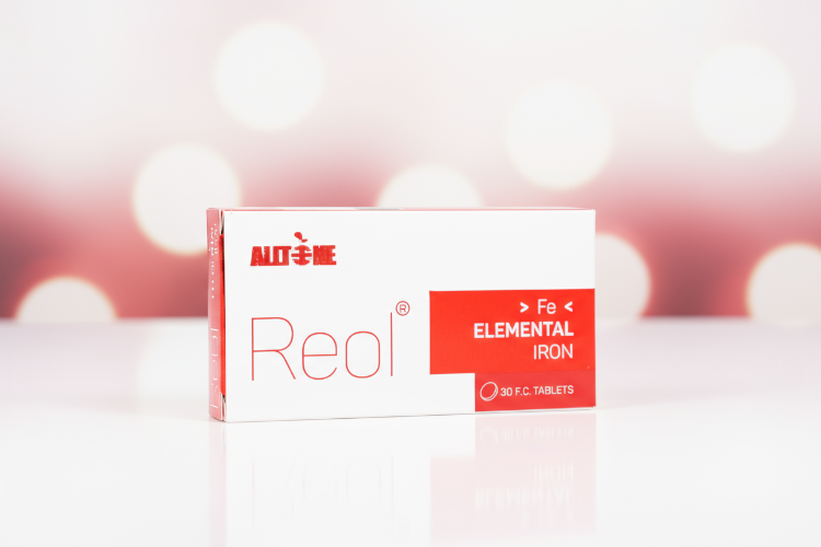 تصویر بسته‌ بندی قرص رئول آهن المنتال روی سطح سفید